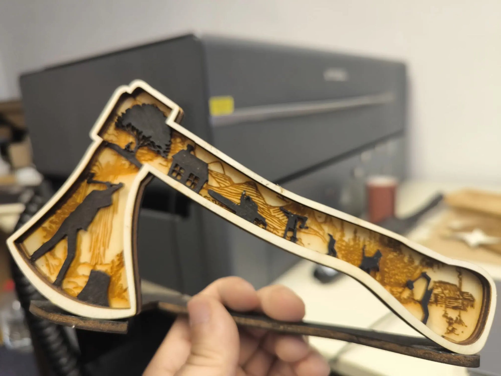 Layered Holzdeko Axt – 3D Gravur Dekoration mit Waldszene aus Pappelsperrholz