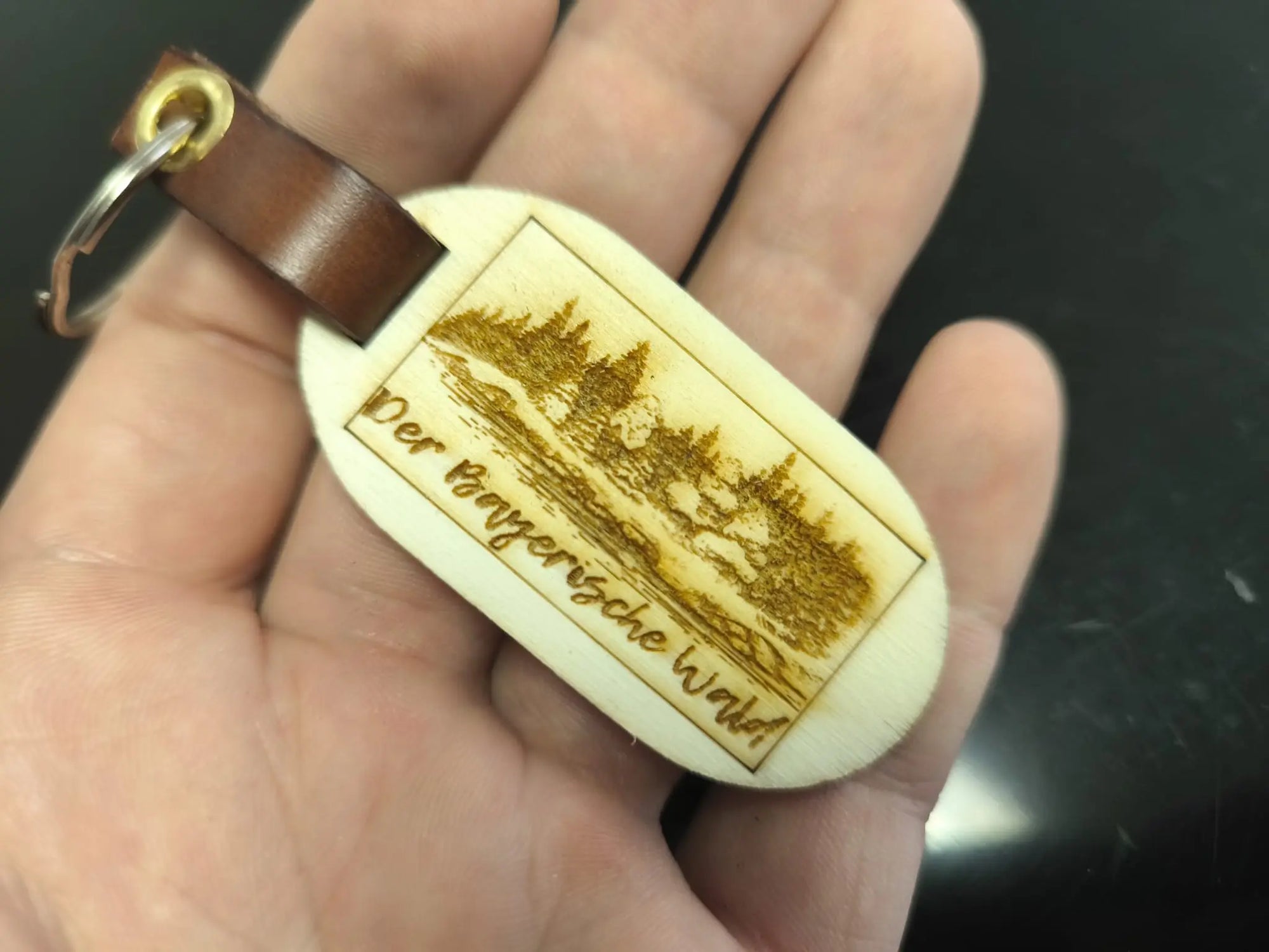 Holzschlüsselanhänger Bayerischer Wald – Gravur Landschaft aus Pappelsperrholz