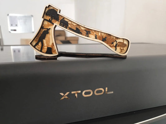3D Holzdeko Axt im Wald
