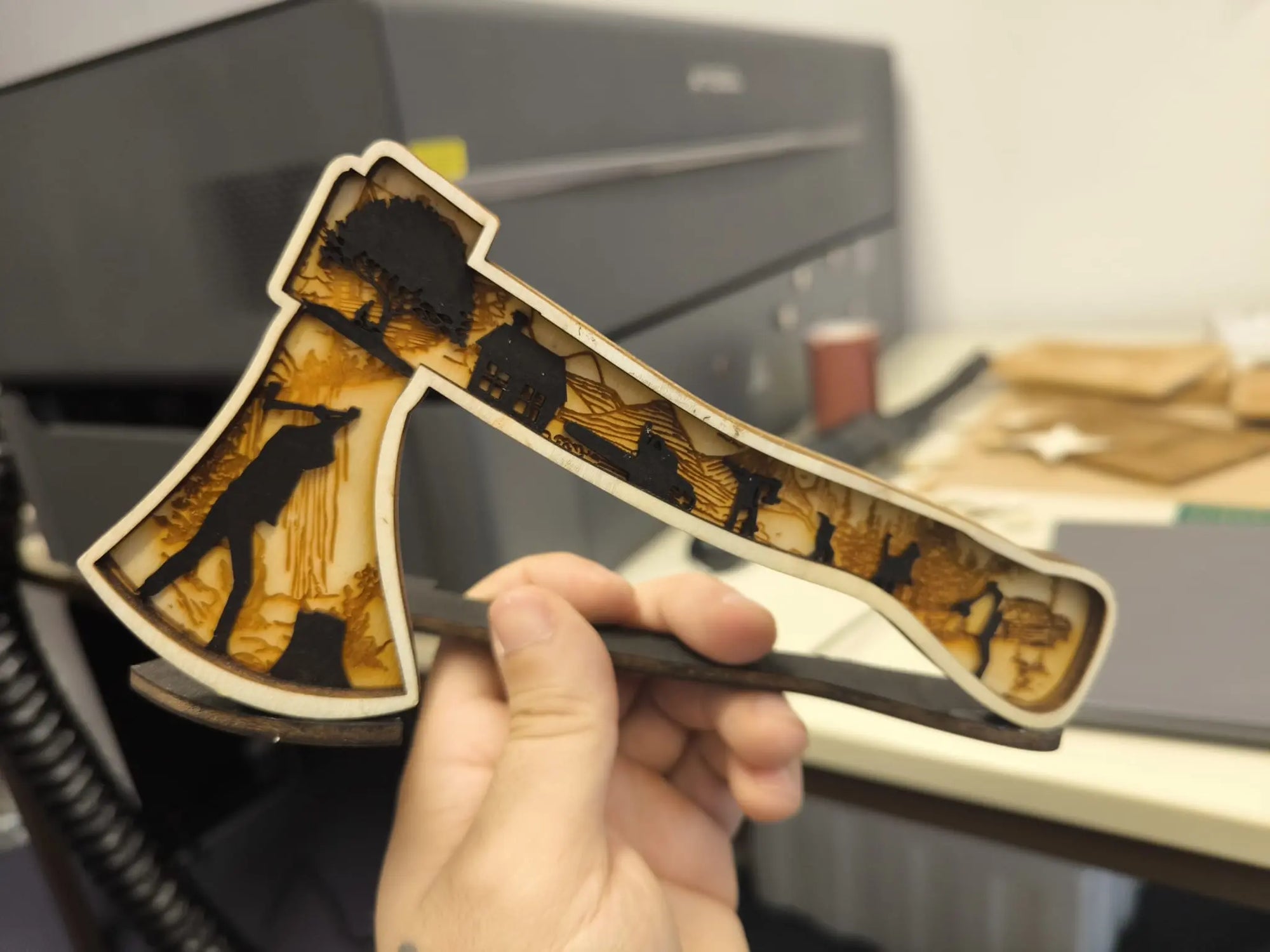 Layered Holzdeko Axt – 3D Gravur Dekoration mit Waldszene aus Pappelsperrholz