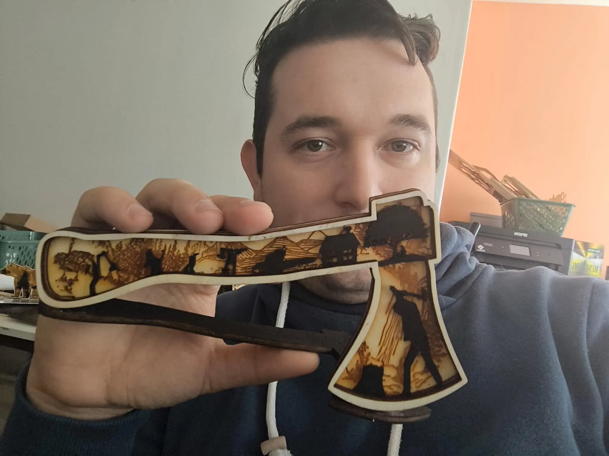 Layered Holzdeko Axt – 3D Gravur Dekoration mit Waldszene aus Pappelsperrholz