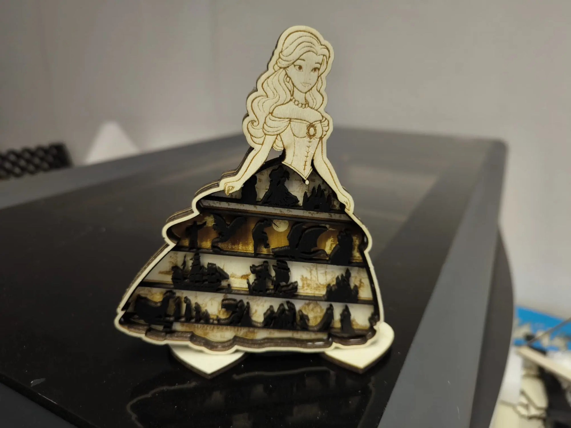 👑 Layered Holzdeko „Prinzessin mit Märchenszene” – 3D Dekoration aus Pappelsperrholz