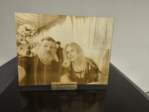 Fotogravur auf Holz mit Standfuß – Persönliches Bildgeschenk aus Bayern