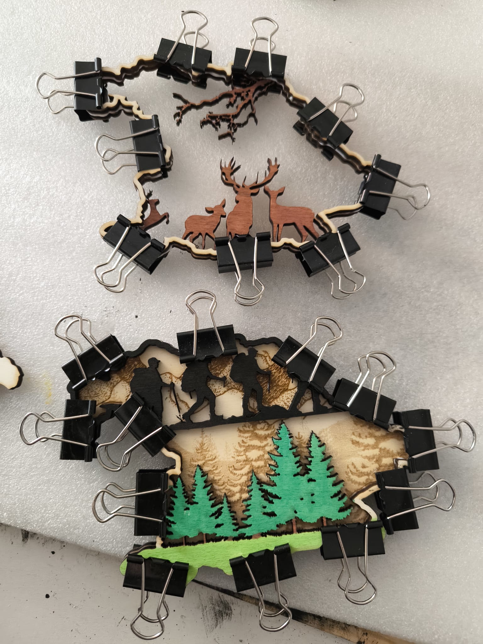 🦌 Layered Holzdeko Bayern – Hirsch & Wanderer im Wald