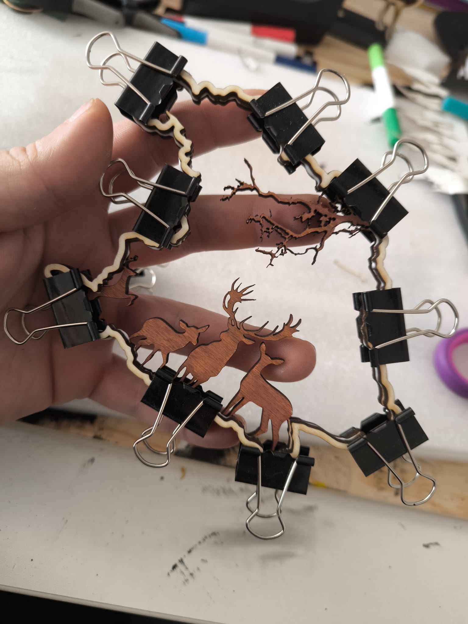🦌 Layered Holzdeko Bayern – Hirsch & Wanderer im Wald