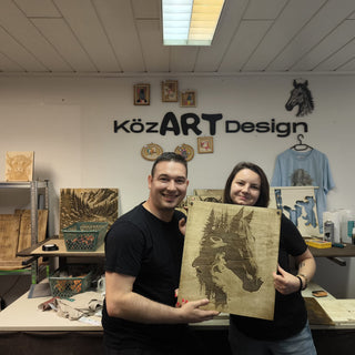 Das KözArtDesign-Team mit einem gravierten Holzbild in der eigenen Werkstatt in Bad Kötzting