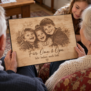Enkelkinder als persönliches Fotogeschenk für Oma und Opa – Fotogravur auf Pappelholz mit schwarzer Textilkante von KözArtDesign