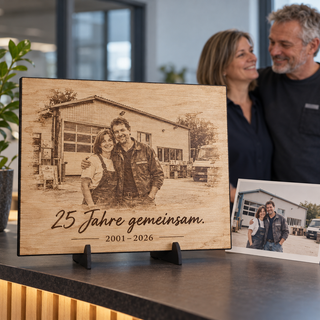 Historische Werkstatt als Geschenk zum 25. Firmenjubiläum – Fotogravur auf Pappelholz mit schwarzer Textilkante von KözArtDesign