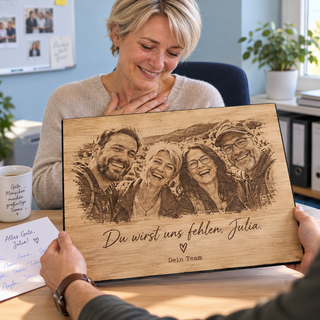 Teamfoto als persönliches Abschiedsgeschenk für eine Kollegin – Fotogravur auf Pappelholz mit schwarzer Textilkante von KözArtDesign
