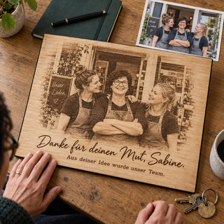 Persönliche Fotogravur als Dankeschön für den Chef – Fotogravur auf Pappelholz mit schwarzer Textilkante von KözArtDesign