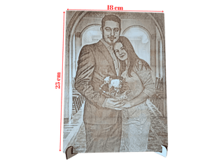 Fotogravur auf Holz eines Paares mit Blumen, ideal für besondere Anlässe wie Hochzeiten