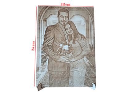 Fotogravur auf Holz eines Paares mit Blumen, ideal für besondere Anlässe wie Hochzeiten