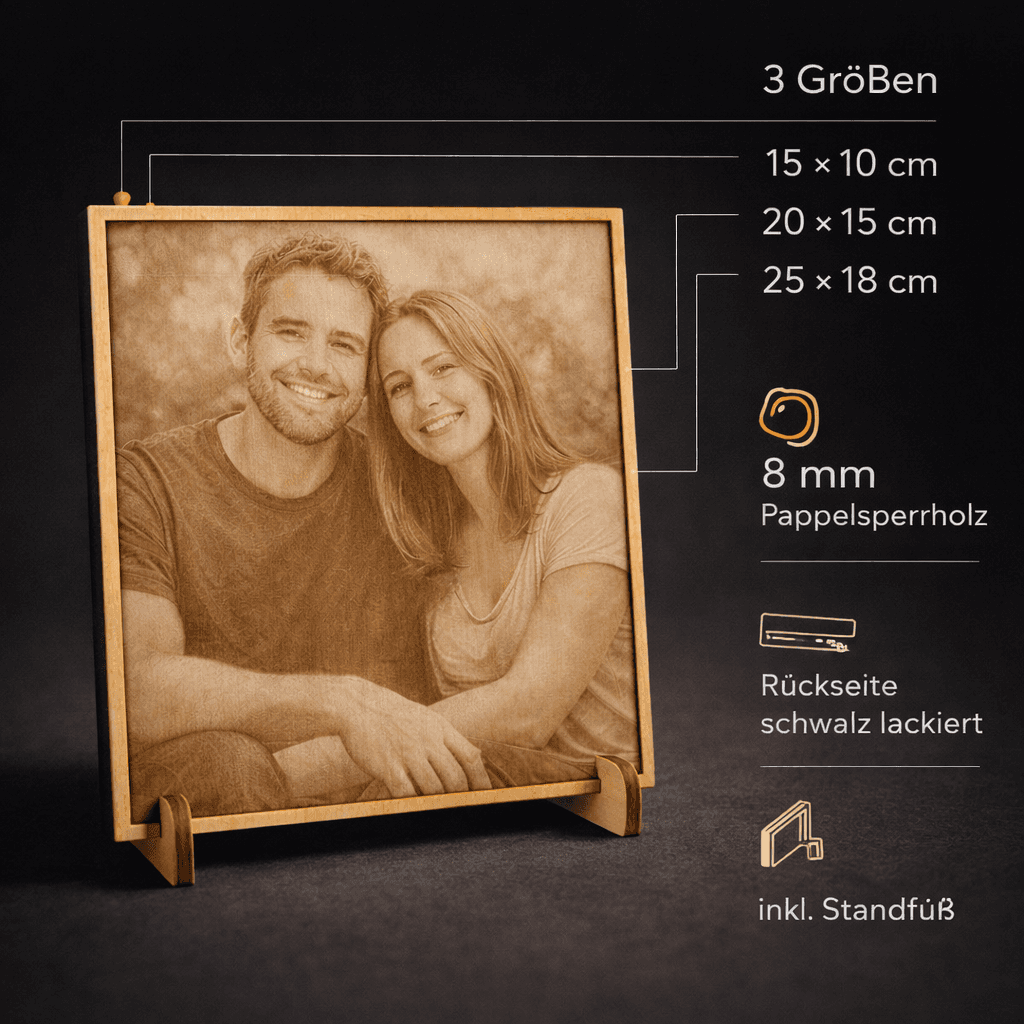 Fotogravur auf Holz im Format 20 x 15 cm, gefertigt aus 8 mm Pappelsperrholz mit einem stabilen Standfuß