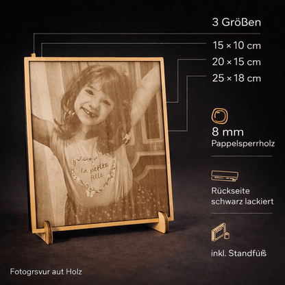 Fotogravur auf Holz mit einem Mädchenmotiv in 3 Größen und stabiler Holzbasis