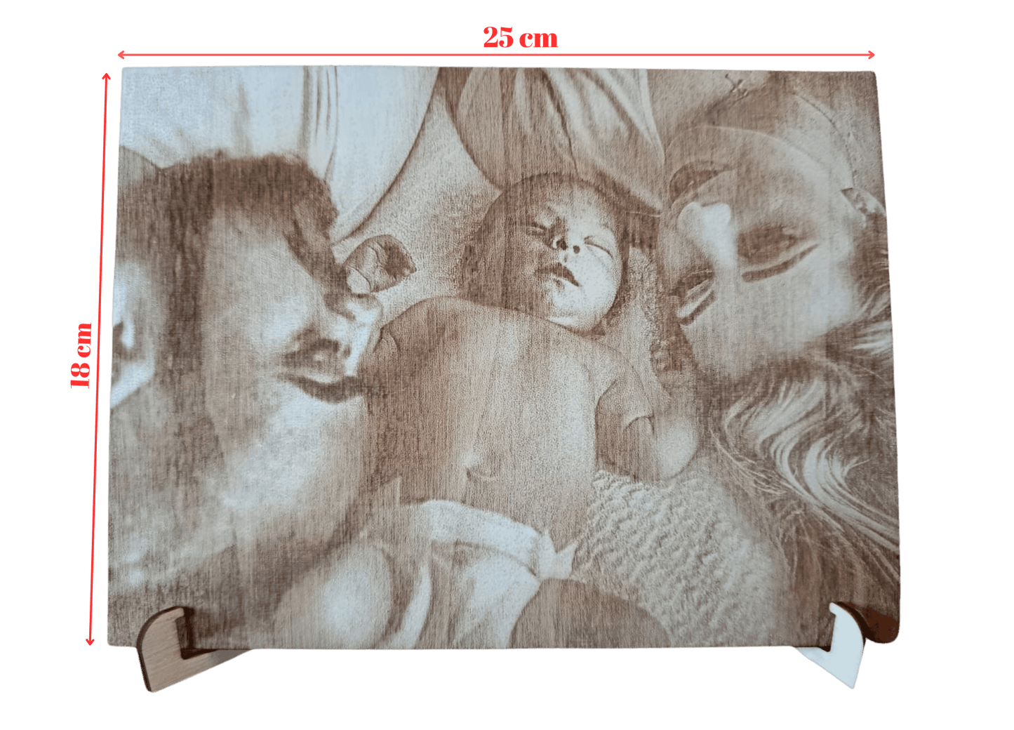 Fotogravur auf Holz mit einer glücklichen Familie, die auf dem Boden liegt und gemeinsam Zeit verbringt