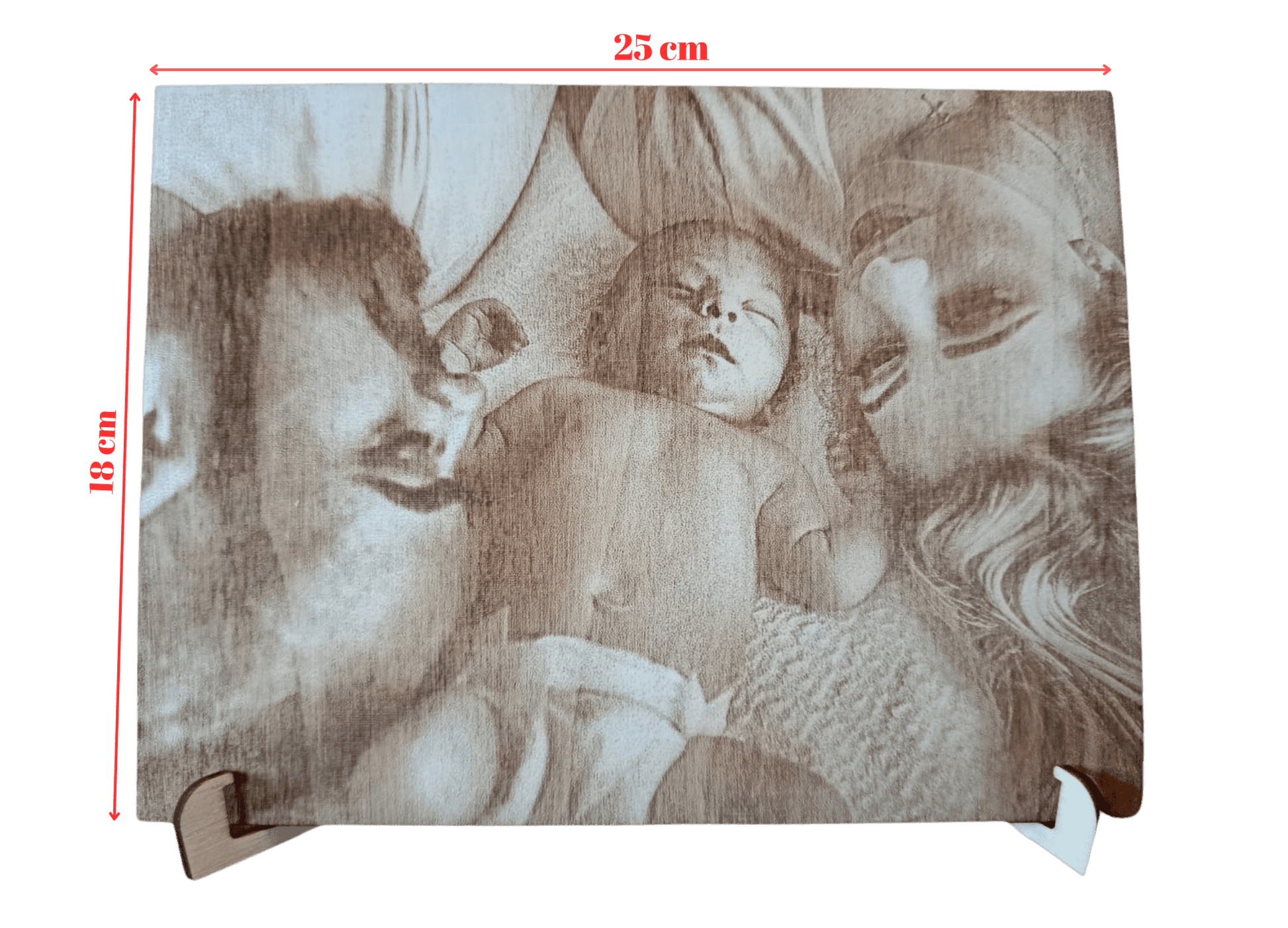 Fotogravur auf Holz mit einer glücklichen Familie, die auf dem Boden liegt und gemeinsam Zeit verbringt