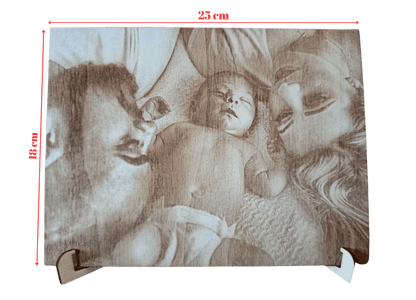 Fotogravur auf Holz mit einer glücklichen Familie, die auf dem Boden liegt und gemeinsam Zeit verbringt