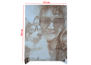 Fotogravur auf Holz mit einem Porträt von einer Person und einem Hund im eleganten Design