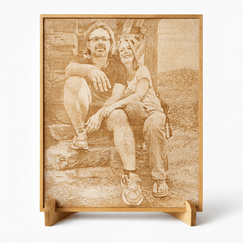 Fotogravur auf Holz mit einem Paar, das auf einer Treppe sitzt, und lächelnd in die Kamera blickt