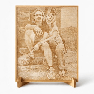 Fotogravur auf Holz mit einem Paar, das auf einer Treppe sitzt, und lächelnd in die Kamera blickt