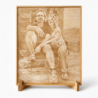 Fotogravur auf Holz mit einem Paar, das auf einer Treppe sitzt, und lächelnd in die Kamera blickt