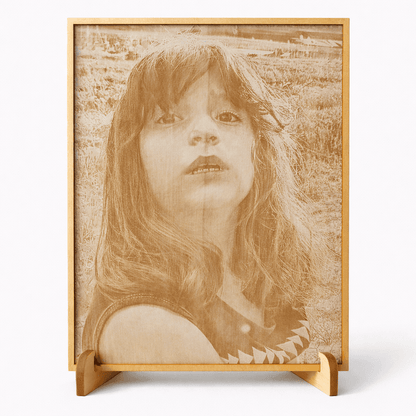 KözArtDesign Fotogravur auf Holz mit einem Portrait einer Frau in sepia Ton für dekore Zwecke
