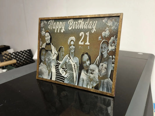 Fotogravur auf Leinwandrahmen mit einem Geburtstagsgruß und mehreren Bildern von Freunden