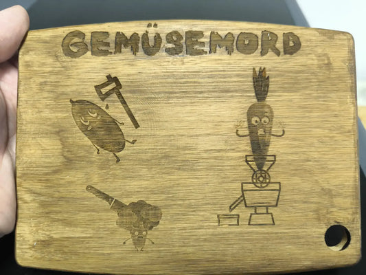 Graviertes Schneidebrett personalisiert mit witzigen Gemüse-Motiven und dem Text GEMÜSEMOD. Ideal für Kochliebhaber.