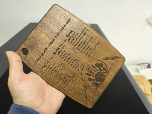 Graviertes Schneidebrett personalisiert mit Kochrezepten und Maßangaben in edlem Holzdesign