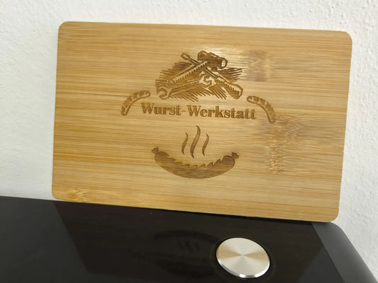 Graviertes Schneidebrett personalisiert mit Wurst Werkstatt Design aus hochwertigem Bambus