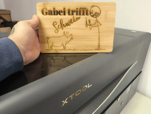 Graviertes Schneidebrett Schwein aus Bambus mit einem lustigen Motiv von einem Schwein und einer Gabel