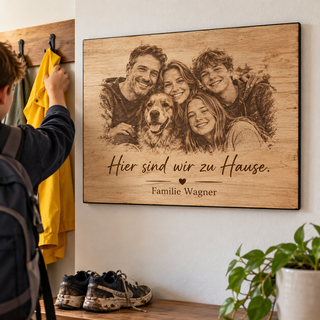 Persönliches Willkommensbild mit Familienfoto für den Innenbereich – Fotogravur auf Pappelholz mit schwarzer Textilkante von KözArtDesign