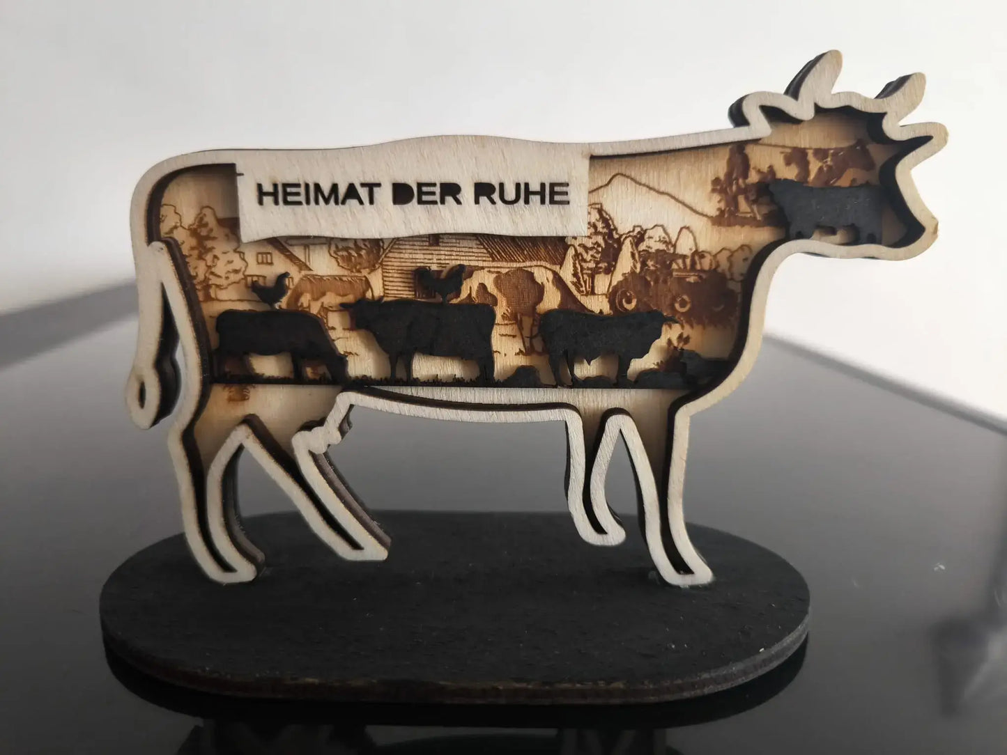 Holzdeko bayerische Kuh personalisiert mit dem Schriftzug Heimat der Ruhe in detailreicher Ausführung