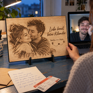 Paarporträt als Geschenk für eine Fernbeziehung – Fotogravur auf Pappelholz mit schwarzer Textilkante von KözArtDesign