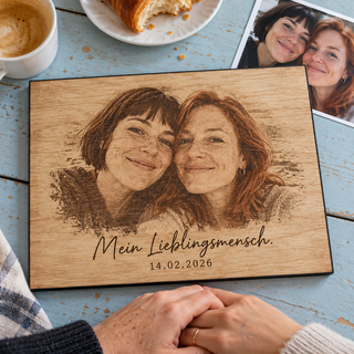 Porträt zweier Frauen als persönliches Valentinsgeschenk – Fotogravur auf Pappelholz mit schwarzer Textilkante von KözArtDesign