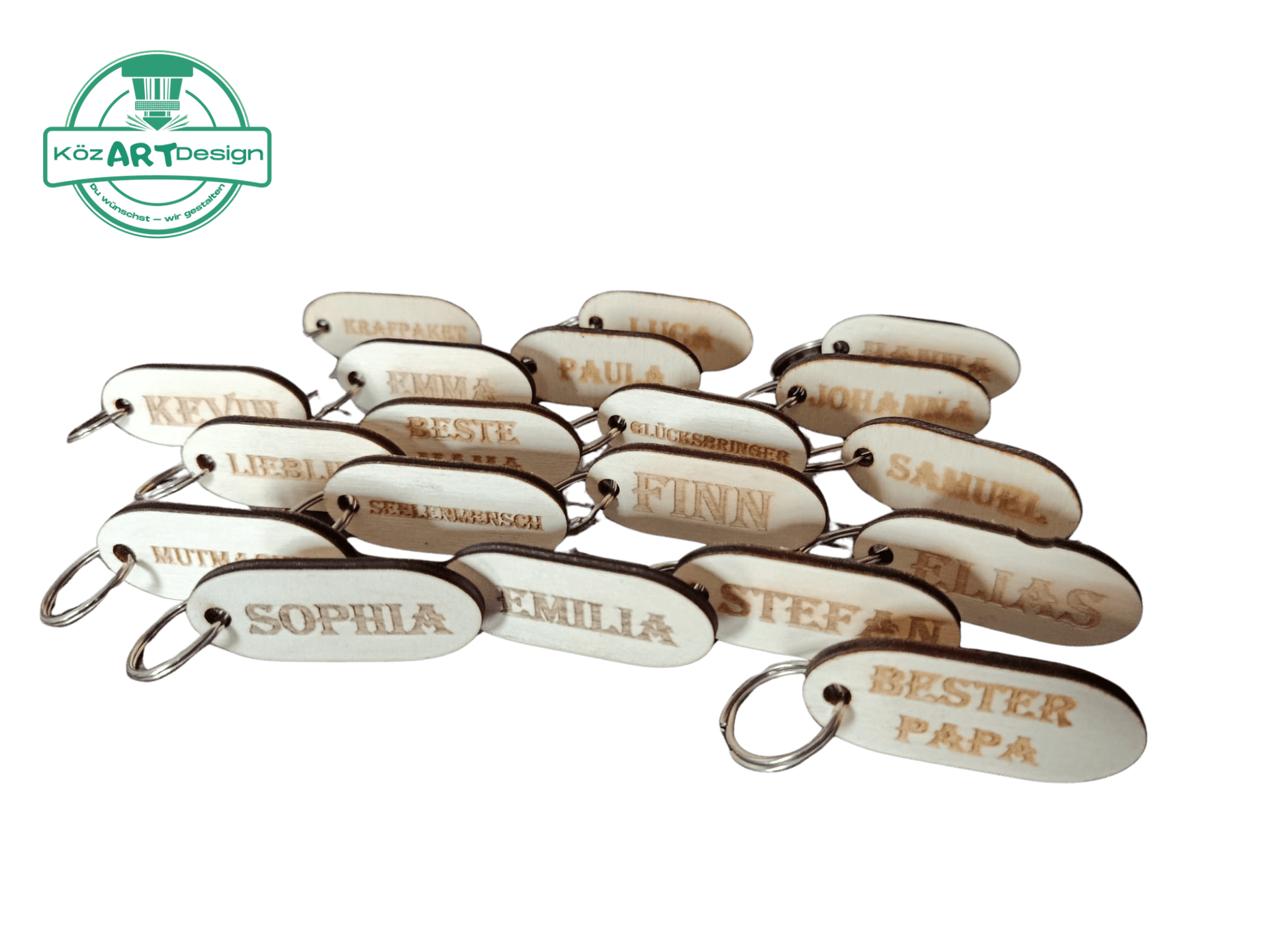 Verschiedene personalisierte Holz Schlüsselanhänger mit individuellen Namen von KözArtDesign