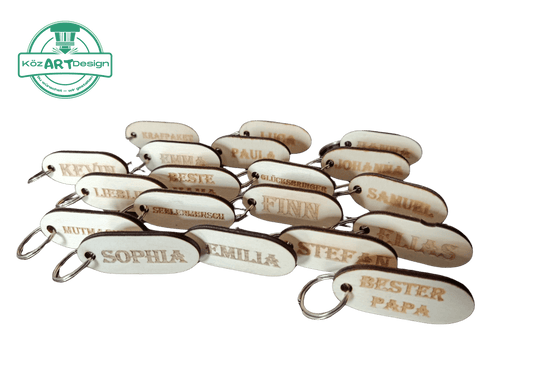 Verschiedene personalisierte Holz Schlüsselanhänger mit individuellen Namen von KözArtDesign
