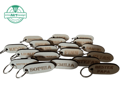 Personalisierter Holz Schlüsselanhänger in verschiedenen Designs mit Namen für individuelle Geschenke
