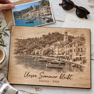 Urlaubsfoto eines italienischen Hafens als Reiseerinnerung – Fotogravur auf Pappelholz mit schwarzer Textilkante von KözArtDesign