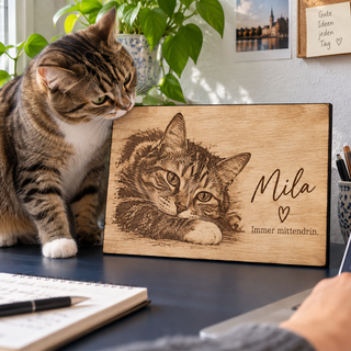 Katzenporträt von Mila als persönliches Familienandenken – Fotogravur auf Pappelholz mit schwarzer Textilkante von KözArtDesign